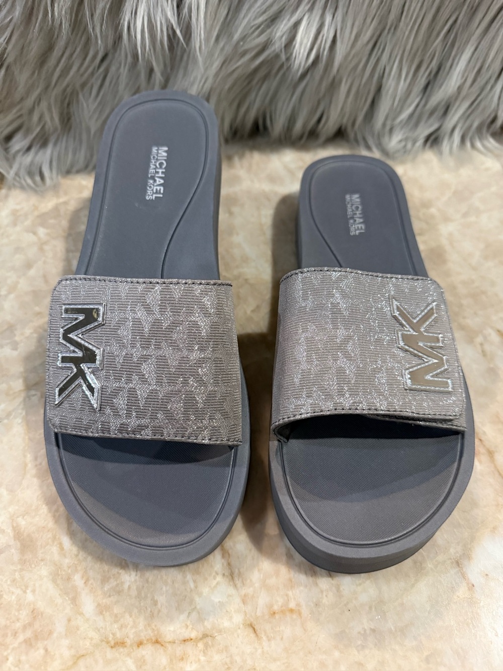 MICHAEL Michael Kors MK
Platform Glitter Pool Slide. Size 8 - Picture 5 of 11